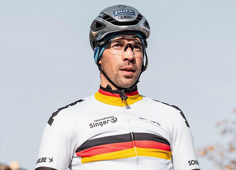 ULTRA Bike Marathon in Kirchzarten (13. Juli 2025): „Der ULTRA Bike hat etwas ganz Besonderes.“
Interview mit Andreas Seewald (Mountainbiker auf der Langdistanz, Bild).
Foto: Black Forest ULTRA Bike UG ULTRA Bike Marathon in Kirchzarten (13. Juli 2025): „Der ULTRA Bike hat etwas ganz Besonderes.“
Interview mit Andreas Seewald (Mountainbiker auf der Langdistanz, Bild).
Foto: Black Forest ULTRA Bike UG