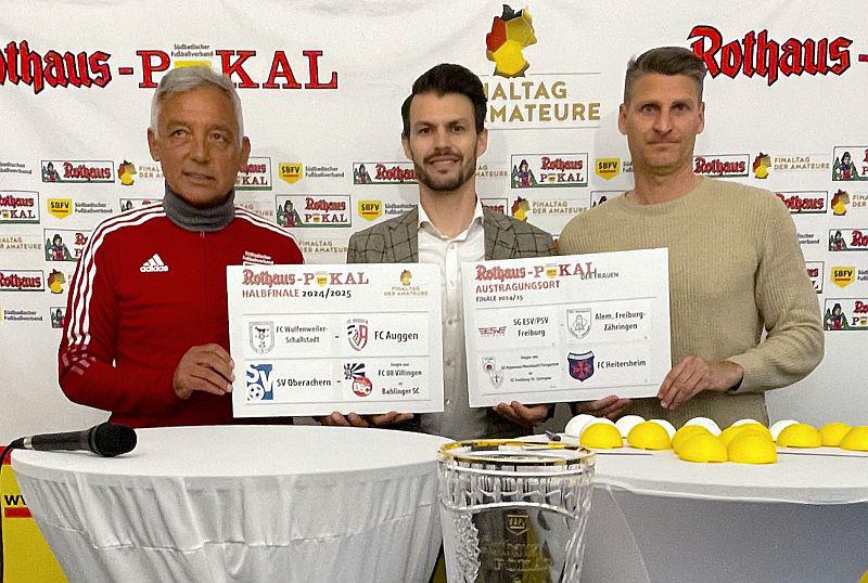 Halbfinalbegegnungen im SBFV-Rothaus-Pokal stehen fest.
Von links: Manfred Schäfer, André Olveira-Lenz (SBFV-Vizepräsident Spielbetrieb) und Andreas Grüninger (Staatsbrauerei Rothaus).
Foto: Südbadischer Fußballverband e.V. Halbfinalbegegnungen im SBFV-Rothaus-Pokal stehen fest.
Von links: Manfred Schäfer, André Olveira-Lenz (SBFV-Vizepräsident Spielbetrieb) und Andreas Grüninger (Staatsbrauerei Rothaus).
Foto: Südbadischer Fußballverband e.V.