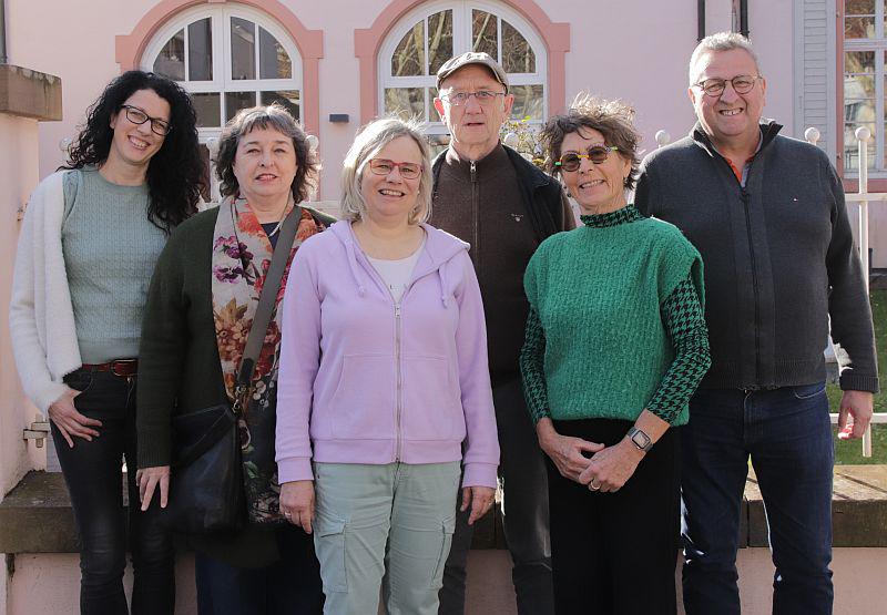Großes Interesse an Innenstadt- und Gewölbekeller-Führungen in Offenburg.
Freuen sich auf zahlreiche Teilnehmende: (von links) Valerie Schoenenberg, Marion Herrmann-Malecha, Susanne Hansert, Dirk Ortlieb, Renée Hauser und Michael Schöner.
Es fehlen: Petra Brinkop, Alexandra Eisinger, Cornelia Kalt-Jopen, Andreas Rendler und Andrea Wurth.
Foto: Stadt Offenburg - Walz Großes Interesse an Innenstadt- und Gewölbekeller-Führungen in Offenburg.
Freuen sich auf zahlreiche Teilnehmende: (von links) Valerie Schoenenberg, Marion Herrmann-Malecha, Susanne Hansert, Dirk Ortlieb, Renée Hauser und Michael Schöner.
Es fehlen: Petra Brinkop, Alexandra Eisinger, Cornelia Kalt-Jopen, Andreas Rendler und Andrea Wurth.
Foto: Stadt Offenburg - Walz