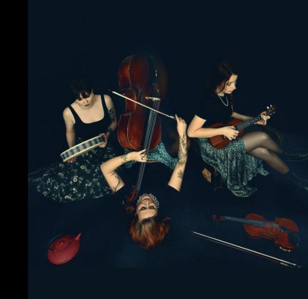 Lisa, Sarah und Damaris***Néréides*** Lisa, Sarah und Damaris***Néréides***