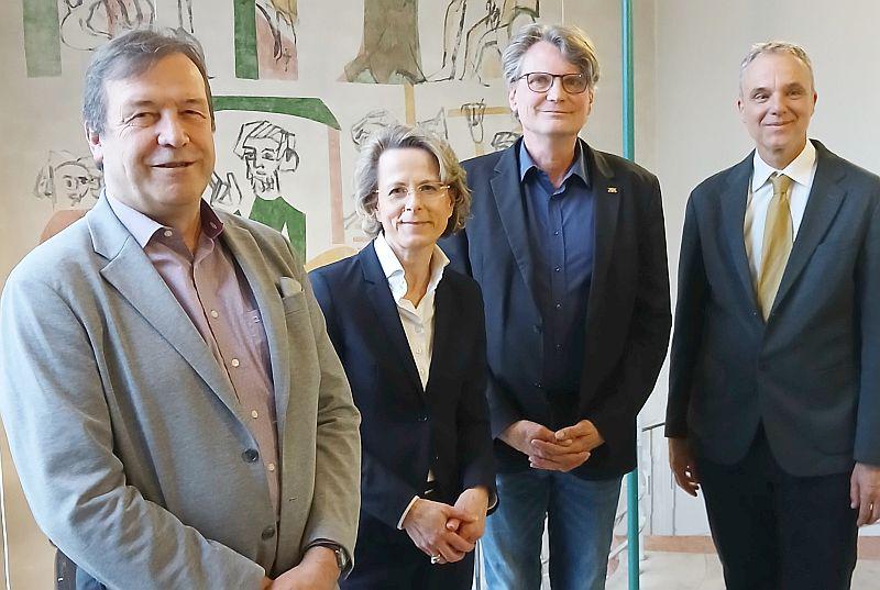 Grünen-Landtagsabgeordnete Marwein und Hentschel besuchten Landgericht Offenburg.
Von links: Thomas Marwein, Gertrud Siegfried (Präsidentin des Landgerichts Offenburg), Thomas Hentschel und Dietmar Hollederer (Vizepräsident des Landgerichts).
Foto: Wahlkreisbüro Thomas Marwein
Grünen-Landtagsabgeordnete Marwein und Hentschel besuchten Landgericht Offenburg.
Von links: Thomas Marwein, Gertrud Siegfried (Präsidentin des Landgerichts Offenburg), Thomas Hentschel und Dietmar Hollederer (Vizepräsident des Landgerichts).
Foto: Wahlkreisbüro Thomas Marwein