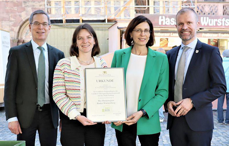 Förderung von Bio-Musterregion Freiburg um drei Jahre verlängert.
Foto: Ministerium für Ernährung, Ländlichen Raum und Verbraucherschutz Baden-Württemberg Förderung von Bio-Musterregion Freiburg um drei Jahre verlängert.
Foto: Ministerium für Ernährung, Ländlichen Raum und Verbraucherschutz Baden-Württemberg