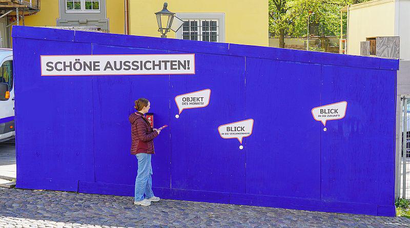 „Schöne Aussichten“: Neues Projekt am Bauzaun des Augustinermuseums in Freiburg.
Foto: Stadt Freiburg - Städtische Museen Freiburg „Schöne Aussichten“: Neues Projekt am Bauzaun des Augustinermuseums in Freiburg.
Foto: Stadt Freiburg - Städtische Museen Freiburg