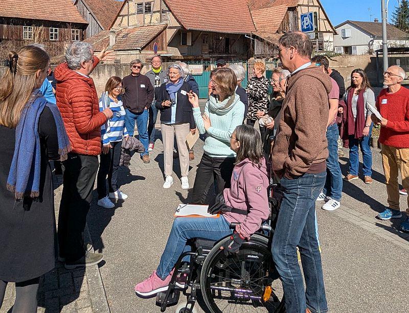 Deutsch-französische Bürgerbeteiligung zum Thema Verkehr.
Bürger aus Vörstetten und Muttersholtz bei der gemeinsamen Ortsbegehung in der Ortsmitte von Muttersholtz.
Foto: Landratsamt Emmendingen - Silke Tebel-Haas Deutsch-französische Bürgerbeteiligung zum Thema Verkehr.
Bürger aus Vörstetten und Muttersholtz bei der gemeinsamen Ortsbegehung in der Ortsmitte von Muttersholtz.
Foto: Landratsamt Emmendingen - Silke Tebel-Haas