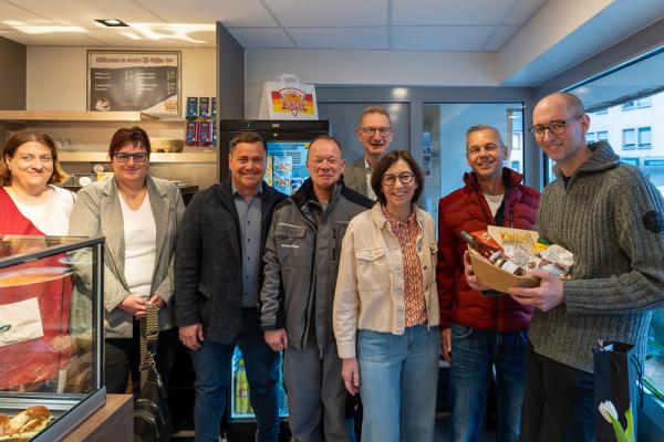 Bäckerei Burger eröffnet in Herbolzheim die neunte Filiale.
Von links: Stefanie Burger, Angela Walter (Objekteinrichtung Walter), Markus Weichner (Weichner GmbH), Wolfgang Weber (Weber Bau), Bürgermeister Thomas Gedemer, Gabriele Saar (HuG), Ralf Gerber (Fliesengeschäft Gerber), Martin Burger.
Foto: Jens Glade / Internetzeitung REGIOTRENDS Bäckerei Burger eröffnet in Herbolzheim die neunte Filiale.
Von links: Stefanie Burger, Angela Walter (Objekteinrichtung Walter), Markus Weichner (Weichner GmbH), Wolfgang Weber (Weber Bau), Bürgermeister Thomas Gedemer, Gabriele Saar (HuG), Ralf Gerber (Fliesengeschäft Gerber), Martin Burger.
Foto: Jens Glade / Internetzeitung REGIOTRENDS