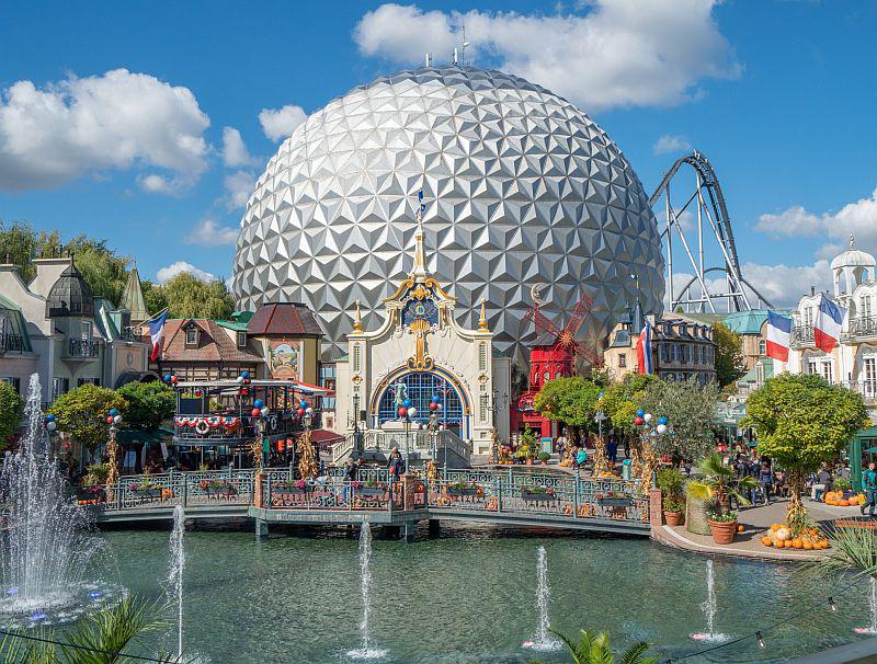 Europa-Park als starker Motor der regionalen Wirtschaft.
Der Europa-Park ist nicht nur ein beliebtes Freizeit- und Urlaubsziel, sondern zugleich ein bedeutender wirtschaftlicher Impulsgeber für die Region.
Foto: Europa-Park Europa-Park als starker Motor der regionalen Wirtschaft.
Der Europa-Park ist nicht nur ein beliebtes Freizeit- und Urlaubsziel, sondern zugleich ein bedeutender wirtschaftlicher Impulsgeber für die Region.
Foto: Europa-Park