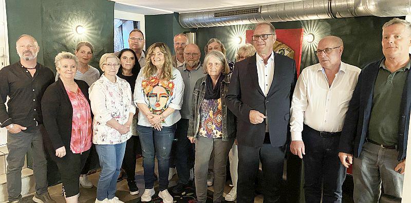 Feierstunde für verdiente Mitarbeiter in Villingen-Schwenningen abgehalten.
Die langgedienten Mitarbeiterinnen und Mitarbeiter der Stadt haben einen großen Anteil daran, dass die Verwaltung der Stadt Villingen-Schwenningen gut aufgestellt ist.
Foto: Stadt Villingen-Schwenningen - Benedikt Pérez Feierstunde für verdiente Mitarbeiter in Villingen-Schwenningen abgehalten.
Die langgedienten Mitarbeiterinnen und Mitarbeiter der Stadt haben einen großen Anteil daran, dass die Verwaltung der Stadt Villingen-Schwenningen gut aufgestellt ist.
Foto: Stadt Villingen-Schwenningen - Benedikt Pérez