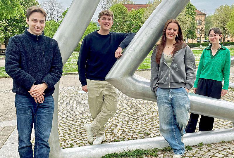„Wir sind keine Kaffeekocher“.
Zu Füßen von Borofkys "Freiheit" (von links): Benjamin Fünfgeld, Emil Heß, Zoé Peschutter und Emilia Guyot.
Foto: Stadt Offenburg - Siefke „Wir sind keine Kaffeekocher“.
Zu Füßen von Borofkys "Freiheit" (von links): Benjamin Fünfgeld, Emil Heß, Zoé Peschutter und Emilia Guyot.
Foto: Stadt Offenburg - Siefke