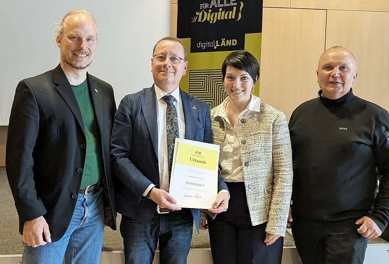 Grünen-Landtagsabgeordneter Tonojan: Breitband-Ausbau im Kreis Emmendingen geht weiter voran.
Breitbandförderurkundenübergabe in Stuttgart.
Von links: Rüdiger Tonojan, Sebastian Rötzer (Bürgermeister Gutach), Britta Dohmen (zukünftige Bürgermeisterin Simonswald) und Michael Schwär (stellvertretender Bürgermeister Simonswald).
Foto: Wahlkreisbüro Rüdiger Tonojan
Grünen-Landtagsabgeordneter Tonojan: Breitband-Ausbau im Kreis Emmendingen geht weiter voran.
Breitbandförderurkundenübergabe in Stuttgart.
Von links: Rüdiger Tonojan, Sebastian Rötzer (Bürgermeister Gutach), Britta Dohmen (zukünftige Bürgermeisterin Simonswald) und Michael Schwär (stellvertretender Bürgermeister Simonswald).
Foto: Wahlkreisbüro Rüdiger Tonojan