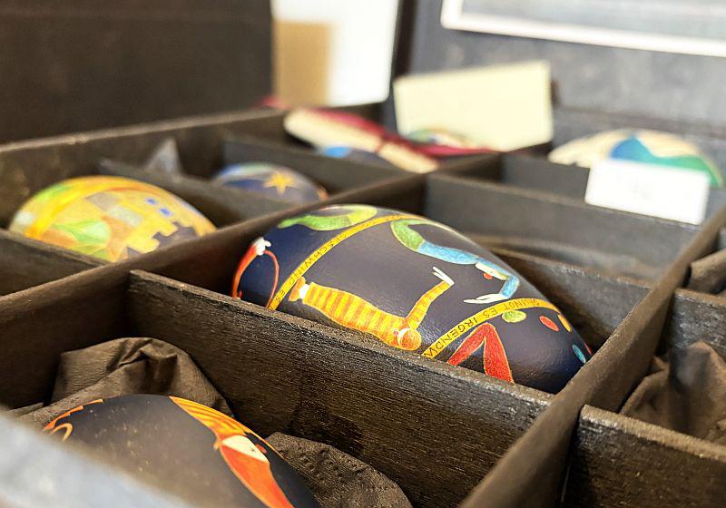11. Mai 2025: Finissage von "Wir haben die Eier! Die Sammlung Blum-Spicker - drinnen und draußen" in Waldkirch.
Viele bunte Eier gibt es noch bis einschließlich Sonntag, 11. Mai, im Elztalmuseum zu entdecken.
Foto: Stadt Waldkirch 11. Mai 2025: Finissage von "Wir haben die Eier! Die Sammlung Blum-Spicker - drinnen und draußen" in Waldkirch.
Viele bunte Eier gibt es noch bis einschließlich Sonntag, 11. Mai, im Elztalmuseum zu entdecken.
Foto: Stadt Waldkirch