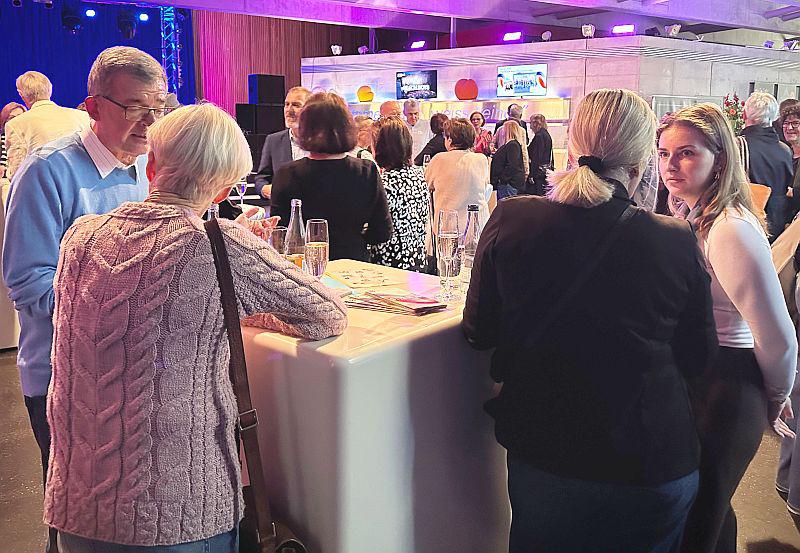 Stimmungsvolles Kick-off im Burghof Lörrach läutete STIMMEN-Festival 2025 offiziell ein.
Foto: Burghof Lörrach GmbH - Marc Eglès Stimmungsvolles Kick-off im Burghof Lörrach läutete STIMMEN-Festival 2025 offiziell ein.
Foto: Burghof Lörrach GmbH - Marc Eglès