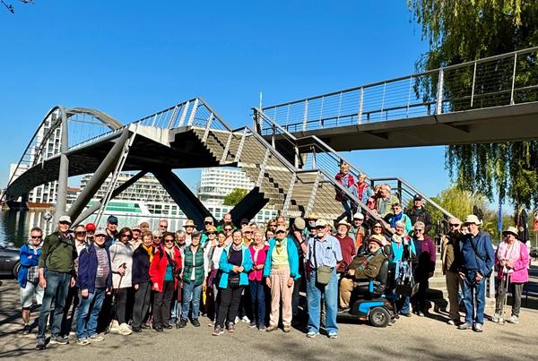 Gruppenbild mit Oberbürgermeisterin Diana Stöcker vor dem Start der Wanderung an der Dreiländerbrücke.
Foto: Stadtverwaltung Weil am Rhein / Schiessl
Gruppenbild mit Oberbürgermeisterin Diana Stöcker vor dem Start der Wanderung an der Dreiländerbrücke.
Foto: Stadtverwaltung Weil am Rhein / Schiessl
