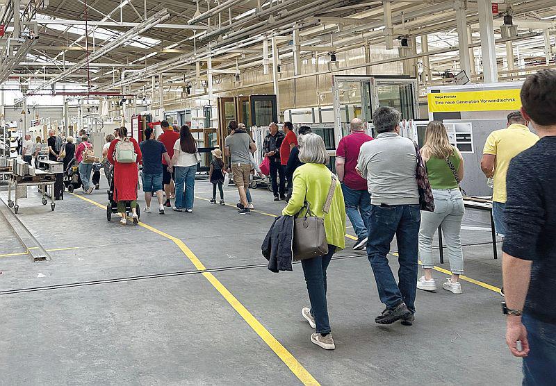 5.000 Besucher kamen zu "Tag der offenen Tür" bei WeberHaus.
Bauen hautnah: In der Produktion konnten Besucher die Fertigung live miterleben – inklusive neuer Robotik-Technik.
Foto: WeberHaus GmbH 5.000 Besucher kamen zu "Tag der offenen Tür" bei WeberHaus.
Bauen hautnah: In der Produktion konnten Besucher die Fertigung live miterleben – inklusive neuer Robotik-Technik.
Foto: WeberHaus GmbH