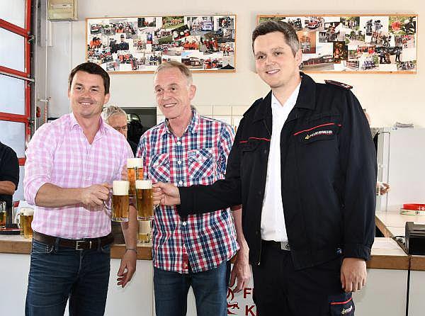Fassanstich mit Bürgermeister Gutbrod, Jörg Lusch von der Stöckle Brauerei und Kommandant Lucas Riegger Fassanstich mit Bürgermeister Gutbrod, Jörg Lusch von der Stöckle Brauerei und Kommandant Lucas Riegger