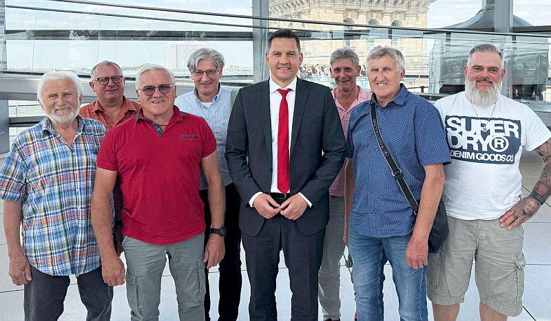 Organisatoren der Taubergießenfahrten Rheinhausen waren zu Gast im Bundestag.
Foto: Wahlkreisbüro Johannes Fechner Organisatoren der Taubergießenfahrten Rheinhausen waren zu Gast im Bundestag.
Foto: Wahlkreisbüro Johannes Fechner
