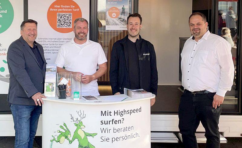 Feierlicher Abschluss des Glasfaserausbaus in Hartheim.
Am Stiegeler Info-Mobil verteilte das Stiegeler-Team Gutscheine für Gratis-Grillwürste an die Hartheimer Kunden (von links): Christof Joos, Niki Gehlen, Moritz Lutz und Marc Vaterodt.
Foto: Stiegeler Internet Service GmbH Feierlicher Abschluss des Glasfaserausbaus in Hartheim.
Am Stiegeler Info-Mobil verteilte das Stiegeler-Team Gutscheine für Gratis-Grillwürste an die Hartheimer Kunden (von links): Christof Joos, Niki Gehlen, Moritz Lutz und Marc Vaterodt.
Foto: Stiegeler Internet Service GmbH