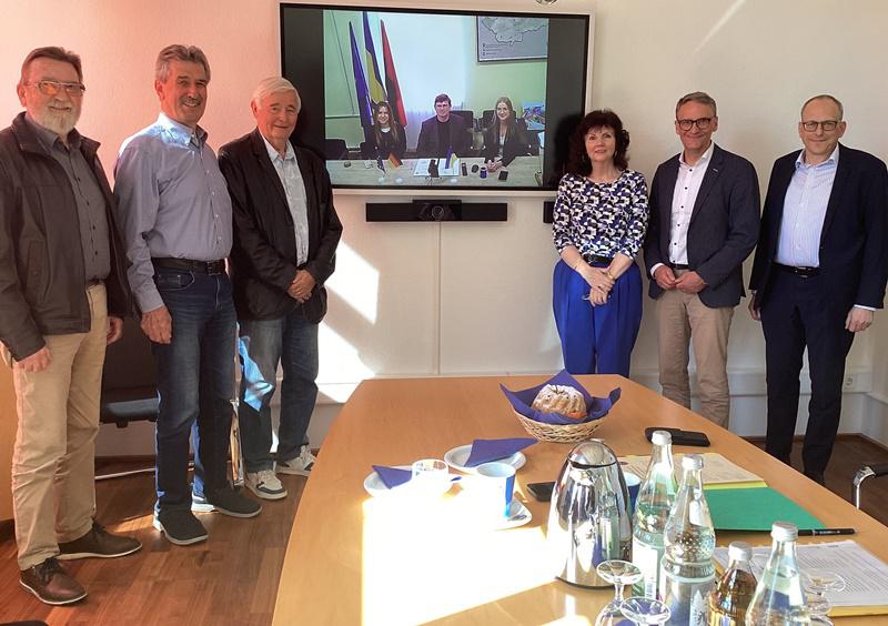 Bei der Videokonferenz zur Vertragsunterzeichnung anwesend (von links nach rechts) die Fraktionsvorsitzenden Roland Hirsch, Eberhard Roth, Jörg Uffelmann, Ilona Rompel Oberbürgermeister Markus Ibert und Sven Täubert bei der Vertragsunterzeichnung anwesend, außerdem Mitarbeitende der Stadtverwaltung und Gabi Rauch vom Gemeinsam Europa e.V.. Aus Kalusch waren neben Andrii Naida die Beraterinnen des Bürgermeisters in Snizhana Ilyniak (links) und Zoryana Mykulak (rechts).
Quelle: Stadt Lahr Bei der Videokonferenz zur Vertragsunterzeichnung anwesend (von links nach rechts) die Fraktionsvorsitzenden Roland Hirsch, Eberhard Roth, Jörg Uffelmann, Ilona Rompel Oberbürgermeister Markus Ibert und Sven Täubert bei der Vertragsunterzeichnung anwesend, außerdem Mitarbeitende der Stadtverwaltung und Gabi Rauch vom Gemeinsam Europa e.V.. Aus Kalusch waren neben Andrii Naida die Beraterinnen des Bürgermeisters in Snizhana Ilyniak (links) und Zoryana Mykulak (rechts).
Quelle: Stadt Lahr