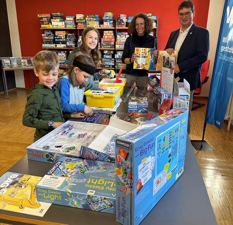 Wurde gleich begeistert angenommen: die neue VDI-TechnoThek in der Stadtbibliothek, offiziell eröffnet von Malena Kimmig (Leitung Stadtbibliothek) und Carsten Busam (VDI)
Foto: Bärbel Heer Wurde gleich begeistert angenommen: die neue VDI-TechnoThek in der Stadtbibliothek, offiziell eröffnet von Malena Kimmig (Leitung Stadtbibliothek) und Carsten Busam (VDI)
Foto: Bärbel Heer