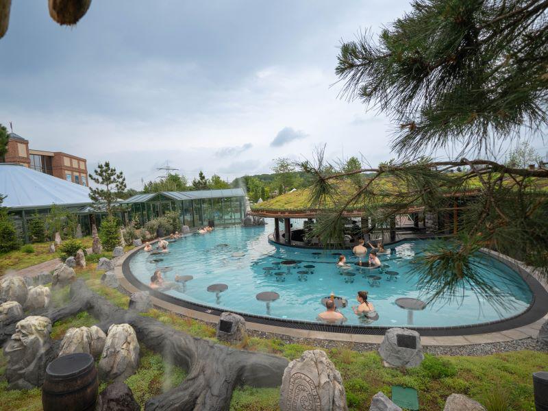 Neuer Outdoor-Pool in der Wasserwelt Rulantica eröffnet.
Beeindruckendes Ambiente aus nordischer Vulkanlandschaft sowie üppiger Vegetation machen den neuen Outdoor-Pool aus.
Foto: Europa-Park Neuer Outdoor-Pool in der Wasserwelt Rulantica eröffnet.
Beeindruckendes Ambiente aus nordischer Vulkanlandschaft sowie üppiger Vegetation machen den neuen Outdoor-Pool aus.
Foto: Europa-Park