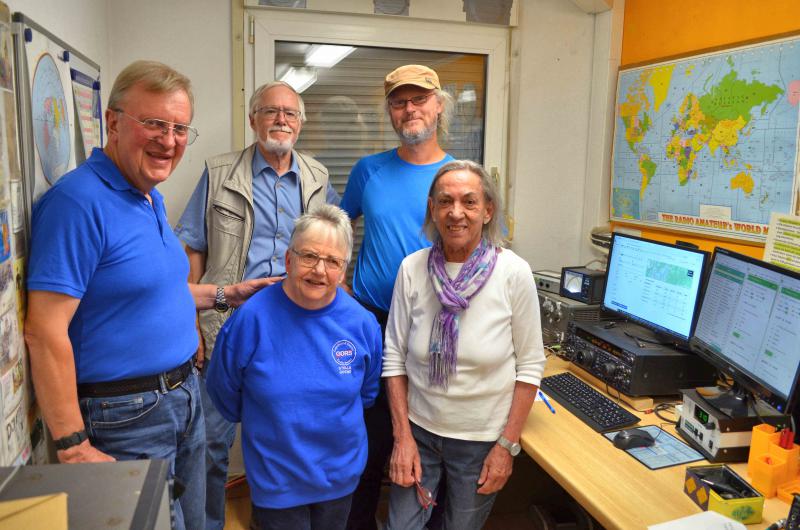 Roger Eeles (G0SWC), Axel Lehmann (DG3AL), Stella Whitbourn (G0SWE), Stephan Lauffer (DC8LZ) und Christina Stiefel (DL1GEJ, von links) im Funkshack des Freiburger Amateurfunkortsverbandes.