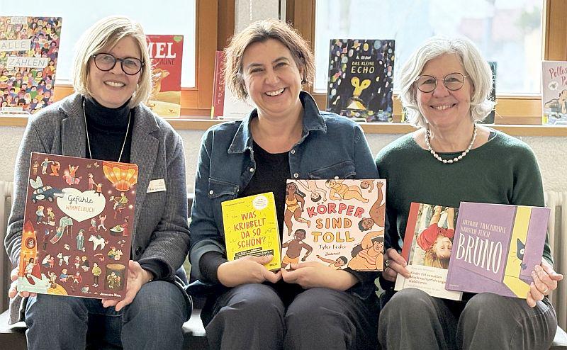 Kinderschutzbund Waldkirch spendete Bücher an die Mediathek.
Fünf Bücher hat der Kinderschutzbund an die Mediathek gespendet (von links): Mediatheksleiterin Ulrike Spitz-Hess sowie Claudia Mack und Dagmar Weis Welteroth (beide Kinderschutzbund). 

Foto: Stadt Waldkirch 